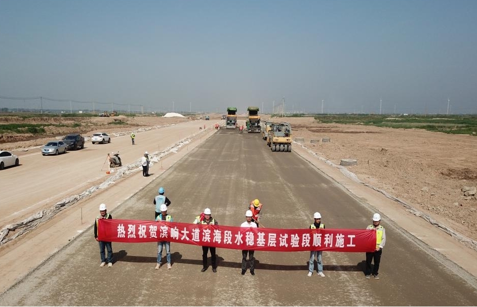 新進(jìn)展！濱響大道水穩(wěn)層開始鋪設(shè)1.jpg